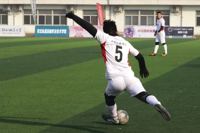 弗格35分辽宁胜山东 贺希宁16分深圳负四川