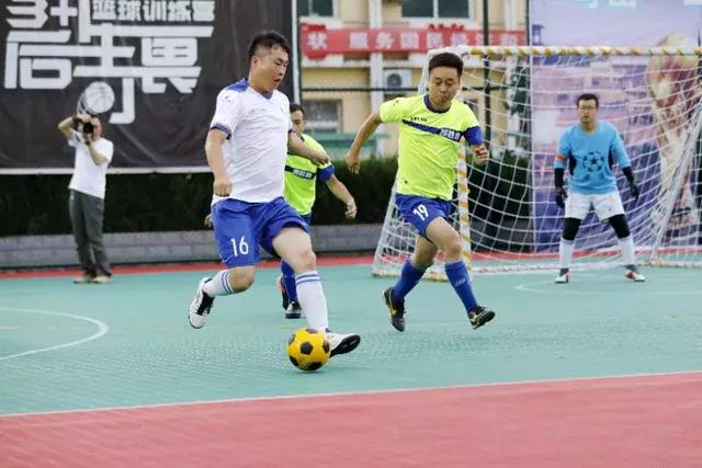 火箭险胜森林狼晋级淘汰赛 马刺力克爵士4连胜