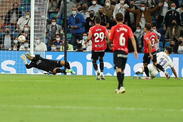 西甲-莱万哑火冈萨雷斯制胜 巴萨0-1莱加内斯